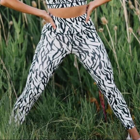 ZYIA Pants - ZYIA Active Safari Brilliant Hi-Rise 7/8 Leggings Zebra Print Side Pockets 8-10